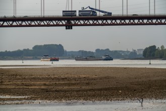 Rhine at Emmerich, extremely low water, Rhine level at 0 cm, falling trend, Rhine bridge B220,