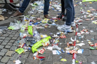 Rose Monday parade in Düsseldorf, remains from the celebrations in the old town, rubbish, North