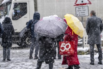 Winter weather, heavy snowfall, city centre traffic, passers-by in the snow, Essen, North