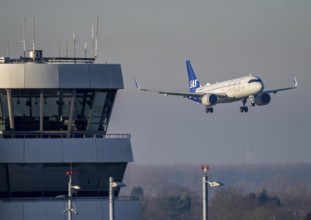 SAS aircraft approaching Düsseldorf Airport, DUS, old air traffic control tower, North