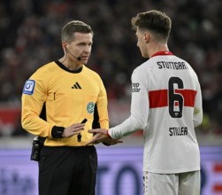 Referee Tobias Welz in discussion with Angelo Stiller VfB Stuttgart (06) Gesture Gesture MHPArena,