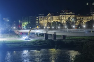 In the early hours of the morning, a section of the Carola Bridge collapsed for unknown reasons.