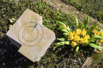 Gravestone, next to it a bouquet of yellow roses, daffodils and tulips, Alleestraße cemetery,