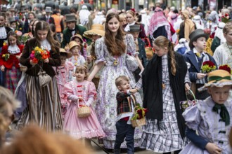 Parade of historically costumed guildsmen, Sechseläuten or Sächsilüüte, Zurich Spring Festival,