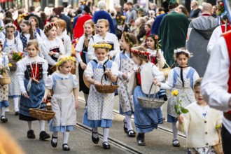 Parade of historically costumed guildsmen, Sechseläuten or Sächsilüüte, Zurich Spring Festival,