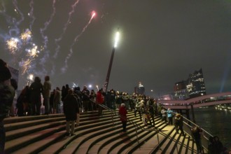 New Year's Eve 2025 on the Elbe promenade in Hamburg, at the harbour, on the Elbe, fire brigade of