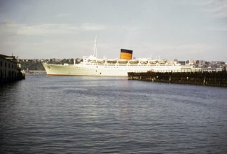 RMS Caronia, ocean liner of the Cunard Line, East River, Manhattan, New York, NY State, USA, around