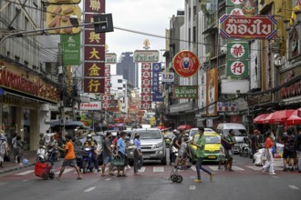 Street scene on Yaowarat Road, China Town, Chinese neighbourhood, Sampheng, Bangkok, Thailand, Asia