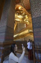 Tourists in front of the reclining Buddha, Wat Pho, Temple of the Reclining Buddha, Bangkok,