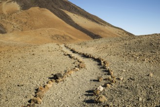 Hiking trail, Montana Blanca, Pico del Teide, 3718m, Parque Nacional de las Canadas del Teide,