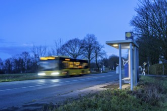 Bus stop Am Treppchen, in the evening, illuminated, Meisenburger Straße, Essen-Schuir, line 142, in