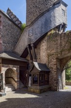 Old neo-renaissance castle, castle courtyard with fountain and stairway to the Heidenturm, Thieves'