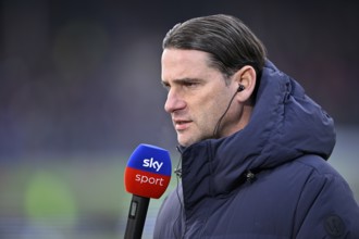 Coach Gerardo Seoane Borussia Mönchengladbach BMG Portrait in interview Microphone Microphone Logo