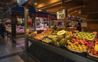 Display, melons, apples, lemons, oranges, kiwi, fruit, fruit handler, interior view, market hall,