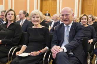 Friede Springer and Kai Wegner (Governing Mayor of Berlin) in front of the awarding of honorary