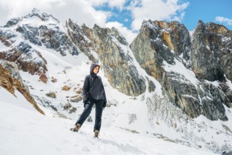 Young woman in front of the OJO DEL ALBINO glacier, Laguna Esmeralda, Provinz Tierra del Fuego,