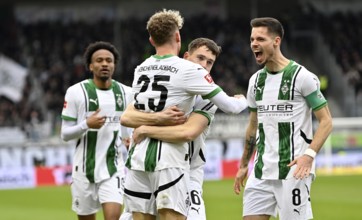 Goal celebration Nathan Ngoumou Borussia Mönchengladbach BMG (19) Robin Hack Borussia