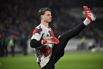 Warm-up training, stretching, stretching, goalkeeper Jonas Urbig FC Bayern Munich FCB (40)