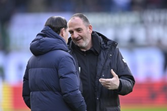 Coach Frank Schmidt 1. FC Heidenheim 1846 FCH in conversation with coach Gerardo Seoane Borussia