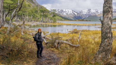 Young woman in front of Laguna Esmeralda, Laguna Esmeralda, Provinz Tierra del Fuego, Argentina,