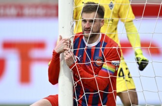 Patrick Mainka 1. FC Heidenheim 1846 FCH (06) behind goal net disappointed after missed chance,