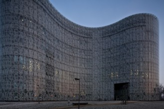 Technical University, Library by HERZOG & de MEURON 1998-2004, exterior view at dusk