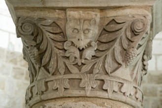 Neuvy-Saint-Sépulchre, collegiate church of St-Jacques, rotunda, column capital, leaf capital with