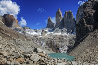 Mountaineers at the Mirador de las Torres, Torres del Paine National Park, Patagonia, Chile, South