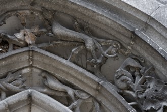 Chaumont, Basilica of St-Jean-Baptiste, portal on the south transept, figurative archivolts, vines