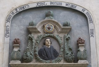 Portrait relief above the street entrance