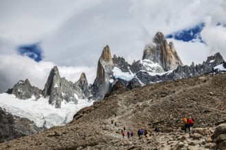 Trekking route Laguna de los Tres with a view of the summit of Fitzroy, El Chaltén, Los Glaciares