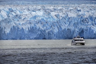 Perito Moreno Glacier with excursion boat, glacier tongue, glacier break, Los Glaciares National