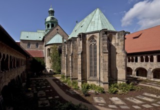 Hildesheim Cathedral 71792 Cloister courtyard from east-south-east with Annenkapelle behind it