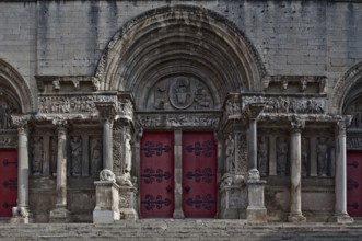 Frankr St-Gilles-du-Gard Abbey Church 60043 West façade with the Romanesque portal dating from