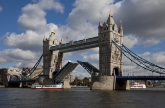 Built 1886-94 Twin towers 65 m high Clearance height 43 m View from south-west, half open