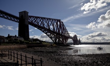 Railway bridge (cantilever bridge based on the Tanner girder principle), completed in 1890,