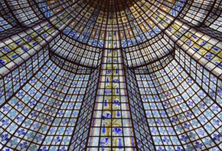 Restaurant on the upper floor, dome