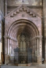 Strasbourg Cathedral, Cath?drale Notre-Dame de Strasbourg, northern transept arm, Romanesque altar