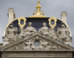 Right-hand risalit, figural pediment and decorative roof