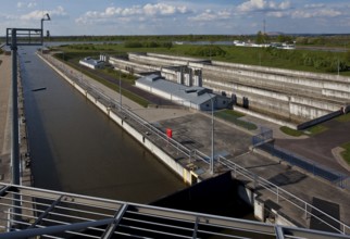 Magdeburg-Rothensee lock between Mittelland Canal at the rear and chamber length 190 m right three