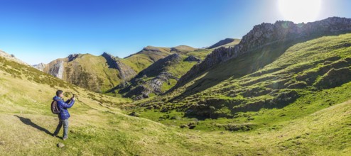 Trekker photographs the breathtaking landscape of mount txindoki in gipuzkoa, showcasing lush green