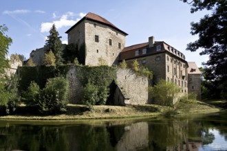 Moat, bower and princess building