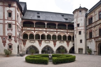 Österr Jenbach Schloss Tratzberg View. Castle complex from the 16th century. South wing, courtyard