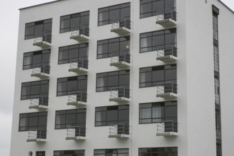 Dessau, Bauhaus, Prellerhaus 1925-26 by Walter Gropius, façade detail from the east