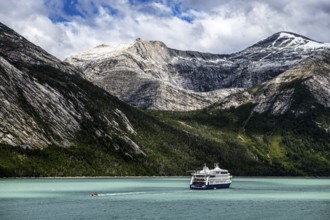 Excursion by Zodiac from the cruise ship Ventus Australis to the Pia Glacier, Cordillera Darwin,