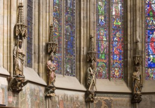 Choir hall, figures of saints with angel consoles on the north wallAngel with lute as console under