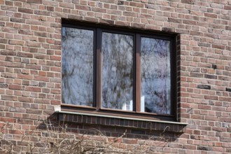 Former Steinert House, built in 1929 by Hans Poelzig, windows on west side with original colour