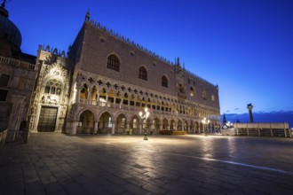 Morning atmosphere in front of sunrise, Doge's Palace, Venice, Veneto, Italy, Europe