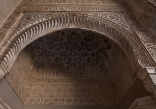 Nasrid palace, domed stuccoed niche with epigraphic wall strips