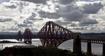 Railway bridge (cantilever bridge based on the Tanner girder principle), completed in 1890,